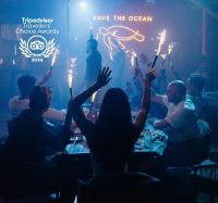 een groep mensen met hun handen in de lucht bij Kuunaa Tulum I Beer Sanctuary & Spa in Tulum