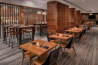 En restaurant eller et andet spisested på Cleveland Marriott East