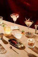 岘港Danang Marriott Resort & Spa的桌子上放着几杯饮料。