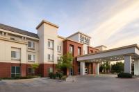una representación de la parte delantera de un hotel con aparcamiento en Fairfield Inn &amp; Suites by Marriott Visalia Tulare, en Tulare