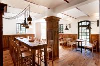 ein Esszimmer mit einem Holztisch und Stühlen in der Unterkunft Paulinenhof in Bad Belzig