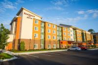 Un edificio grande con un coche aparcado en un estacionamiento. en Residence Inn by Marriott Columbia West&#47;Lexington, en West Columbia
