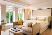 The Wellesley, a Luxury Collection Hotel, Knightsbridge, Londonにあるベッド