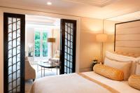 The Wellesley, a Luxury Collection Hotel, Knightsbridge, Londonにあるベッド