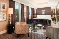The Wellesley, a Luxury Collection Hotel, Knightsbridge, Londonにあるベッド