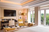 The Wellesley, a Luxury Collection Hotel, Knightsbridge, Londonにあるテレビまたはエンターテインメントセンター