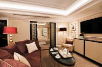 The Wellesley, a Luxury Collection Hotel, Knightsbridge, Londonにあるテレビまたはエンターテインメントセンター