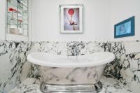 The Wellesley, a Luxury Collection Hotel, Knightsbridge, Londonにあるバスルーム