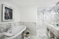 The Wellesley, a Luxury Collection Hotel, Knightsbridge, Londonにあるバスルーム