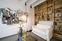 A seating area at Cassari UpArtments