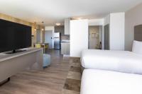 Residence Inn by Marriott Cancun Hotel Zoneにあるキッチンまたは簡易キッチン