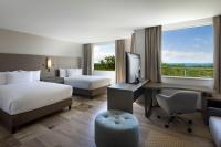Residence Inn by Marriott Cancun Hotel Zoneにあるテレビまたはエンターテインメントセンター