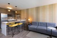 Residence Inn by Marriott Cancun Hotel Zoneにあるキッチンまたは簡易キッチン