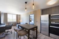Residence Inn by Marriott Cancun Hotel Zoneにあるキッチンまたは簡易キッチン