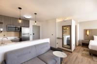 Residence Inn by Marriott Cancun Hotel Zoneにあるキッチンまたは簡易キッチン