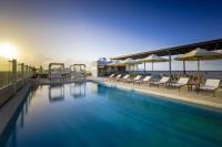 Residence Inn by Marriott Cancun Hotel Zoneの敷地内または近くにあるプール
