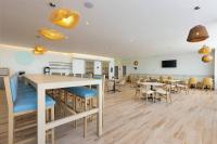Residence Inn by Marriott Cancun Hotel Zoneにあるテレビまたはエンターテインメントセンター