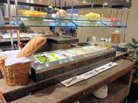 パースにあるResidence on Langley Parkのレストランのビュッフェラインで食べ物を注文する