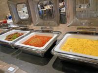 パースにあるResidence on Langley Parkのカウンターの上に置かれた3つの食べ物のトレイ