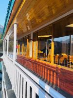 Rõdu või terrass majutusasutuses Shaurya Hotel Sethan