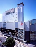 Un gran edificio blanco con un cartel en él. en Keisei Hotel Miramare, en Chiba