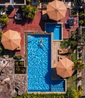 シェムリアップにあるSIEM REAP RIVER VIEW Residenceのパラソル付きのスイミングプールのオーバーヘッドビュー