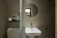 Eight Rest Hostel Jong-roにあるバスルーム