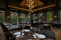 Un restaurant u otro lugar para comer en Ayatara Resort Ubud