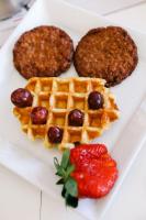 Un plato con gofres y una hamburguesa y una fresa. en Sheraton Orlando Lake Buena Vista Resort, en Orlando