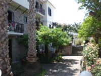 A garden outside Islands Apartments