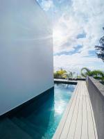 Bazén v ubytování Sunshine Villa with Optionally Heated Pool 150m above Ocean & Sandy Beach nebo v jeho okolí