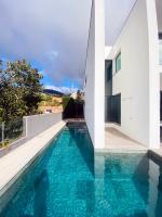 Bazén v ubytování Sunshine Villa with Optionally Heated Pool 150m above Ocean & Sandy Beach nebo v jeho okolí