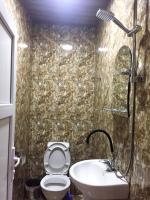 第比利斯The Sindh Hostel Tbilisi的带马桶和水槽的浴室