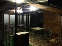 第比利斯The Sindh Hostel Tbilisi的夜间阳台上的2张桌子和椅子