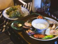 ホテルの敷地内または近くでの食事または食べ物