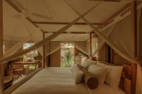 Postel nebo postele na pokoji v ubytování Twinpalms Tented Camp Phuket