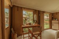 Kuchyň nebo kuchyňský kout v ubytování Twinpalms Tented Camp Phuket