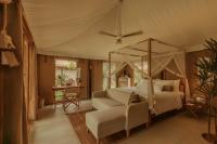 Postel nebo postele na pokoji v ubytování Twinpalms Tented Camp Phuket