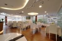 Un restaurante u otro lugar para comer en Klassique Sukhumvit Hotel