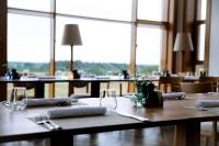 una mesa de madera con servilletas y cubiertos en la parte superior en Wyndham Residences Aqkol, en Aqköl