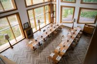 vistas panorámicas a una habitación grande con mesas y ventanas en Wyndham Residences Aqkol, en Aqköl