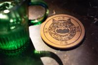 Un jarrón verde con la imagen de un gato. en Dali Porcelain Inn, en Antigua Ciudad de Dali