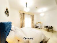 Ein Bett oder Betten in einem Zimmer der Unterkunft Stylish 3-bedroom plus Maid room - Villa in JVC - Dubai