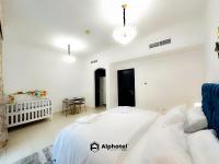 Ein Bett oder Betten in einem Zimmer der Unterkunft Stylish 3-bedroom plus Maid room - Villa in JVC - Dubai