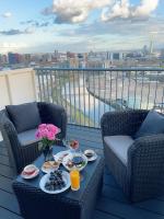London City View Two Bedroom Entire Condo Enjoy River & City Views, Skyline Viewsの見取り図または間取り図
