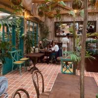 En restaurant eller et andet spisested på Sip Boutique Villa & Apartment