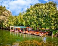 ein Hausboot auf einem Fluss mit Bäumen in der Unterkunft Meca Deluxe Otel Sapanca in Sapanca