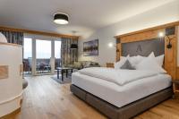 Łóżko lub łóżka w pokoju w obiekcie Hotel Alpina Wellness & Spa Resort