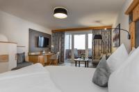 Łóżko lub łóżka w pokoju w obiekcie Hotel Alpina Wellness & Spa Resort
