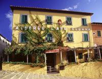 un gran edificio con plantas a su lado en Albergo Ape Elbana, en Portoferraio